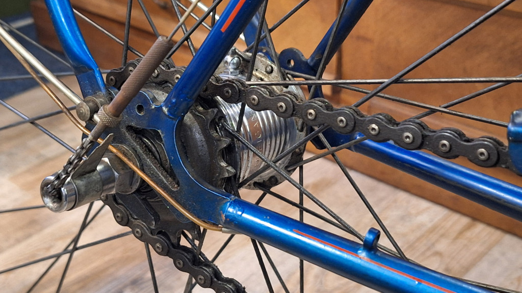 Fahrrad vor heller Wand